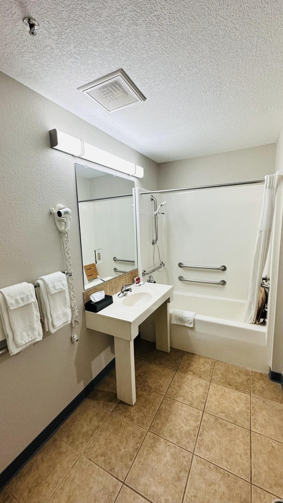 Days Inn & Suites By Wyndham Wynne Bilik gambar