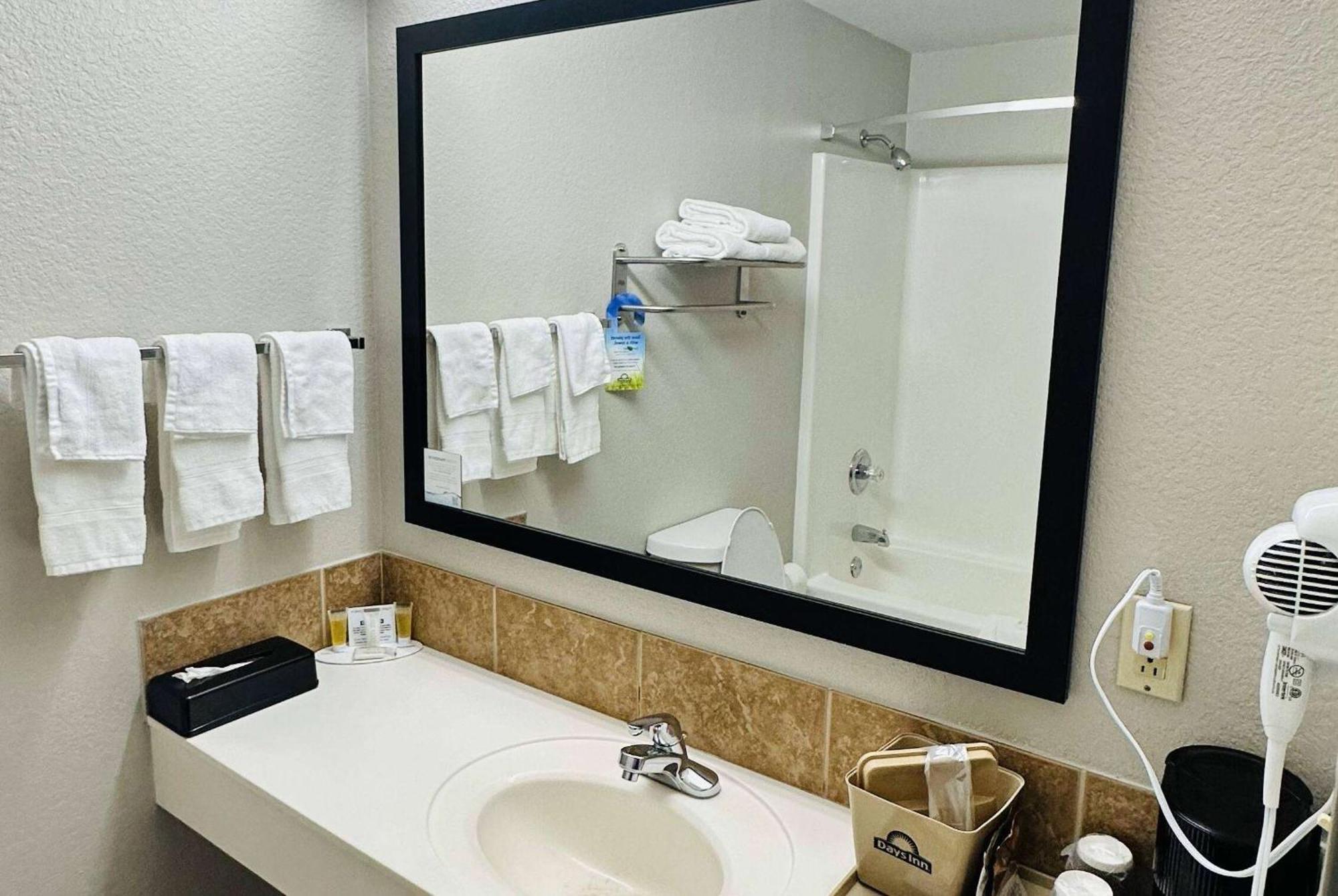 Days Inn & Suites By Wyndham Wynne Luaran gambar